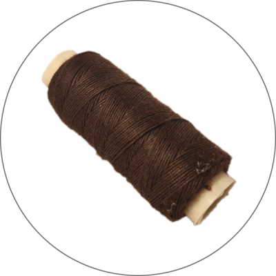 Faden mit Nadel (Braun)
